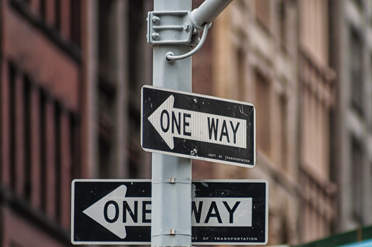 交通标志的近视图在纽约的"单向"的是比较常见的