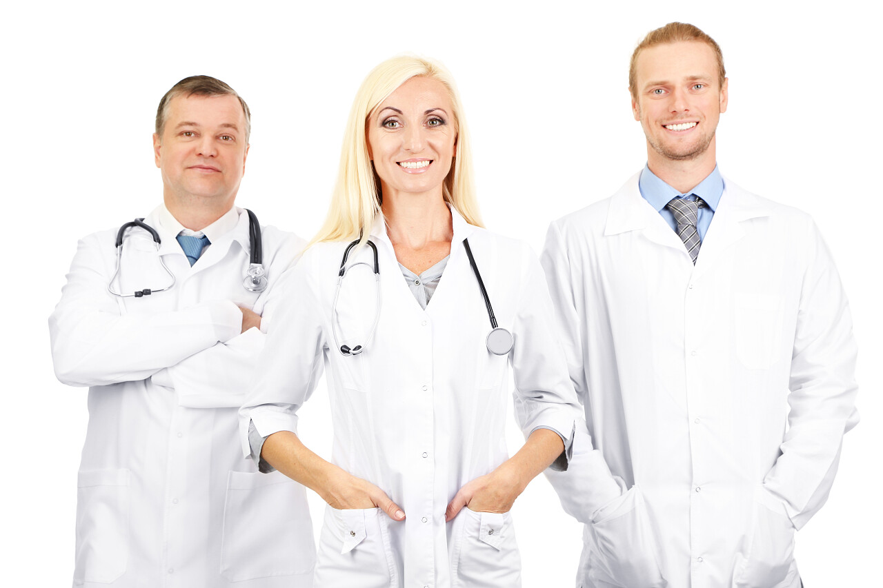 白色背景中的三个医务人员