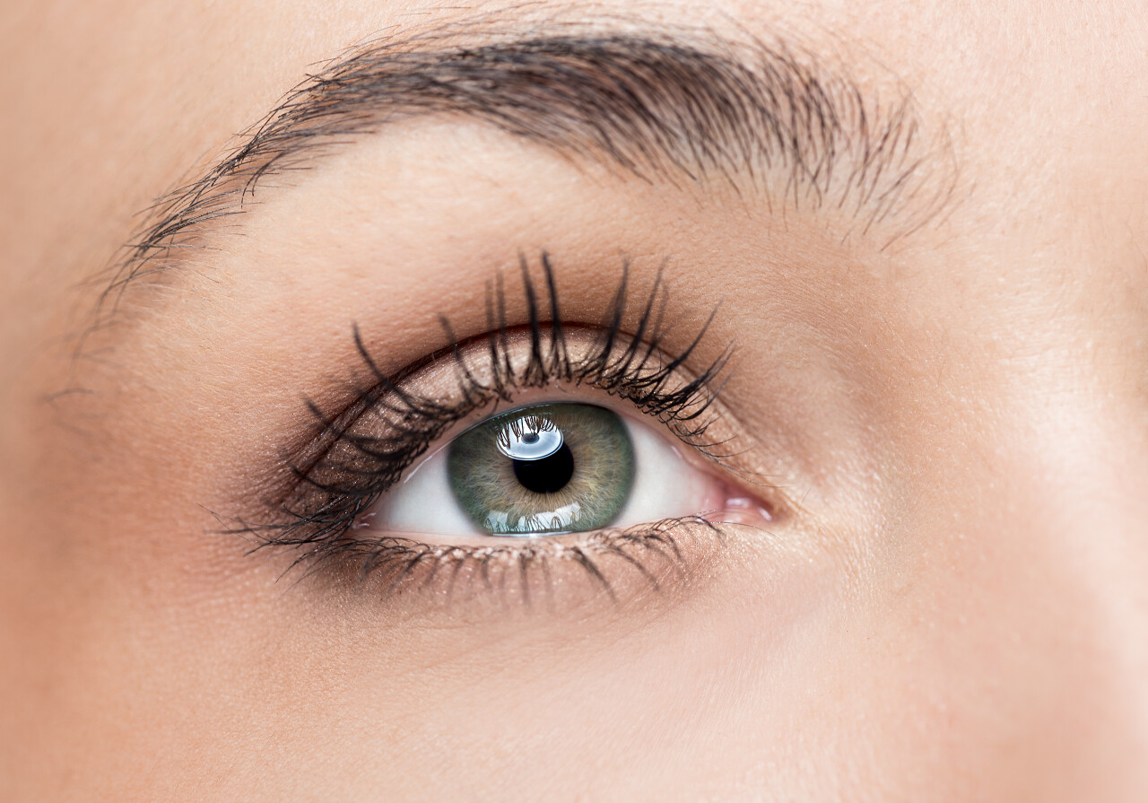 女人绿色眼睛极长的睫毛的特写眼部整形睫毛美容
