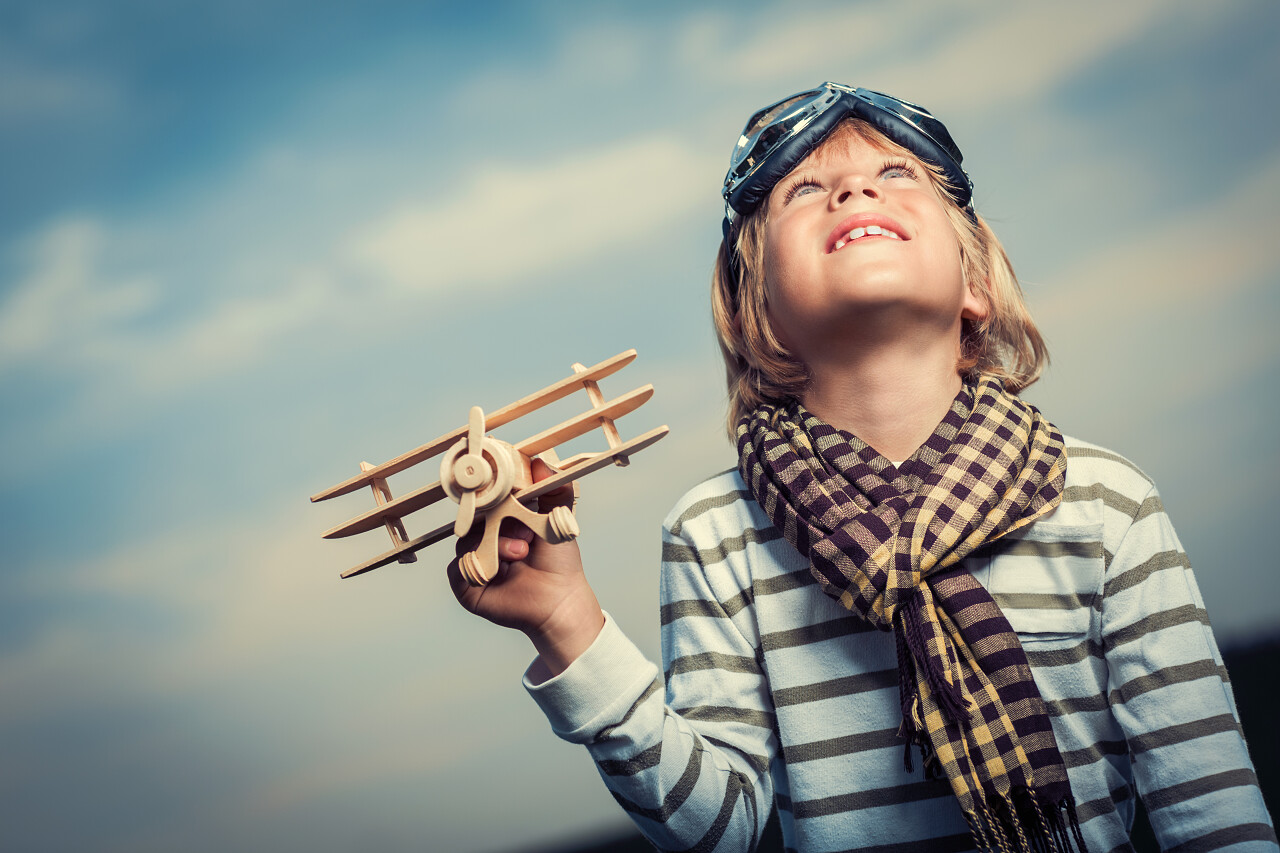 玩木制飞机的小男孩