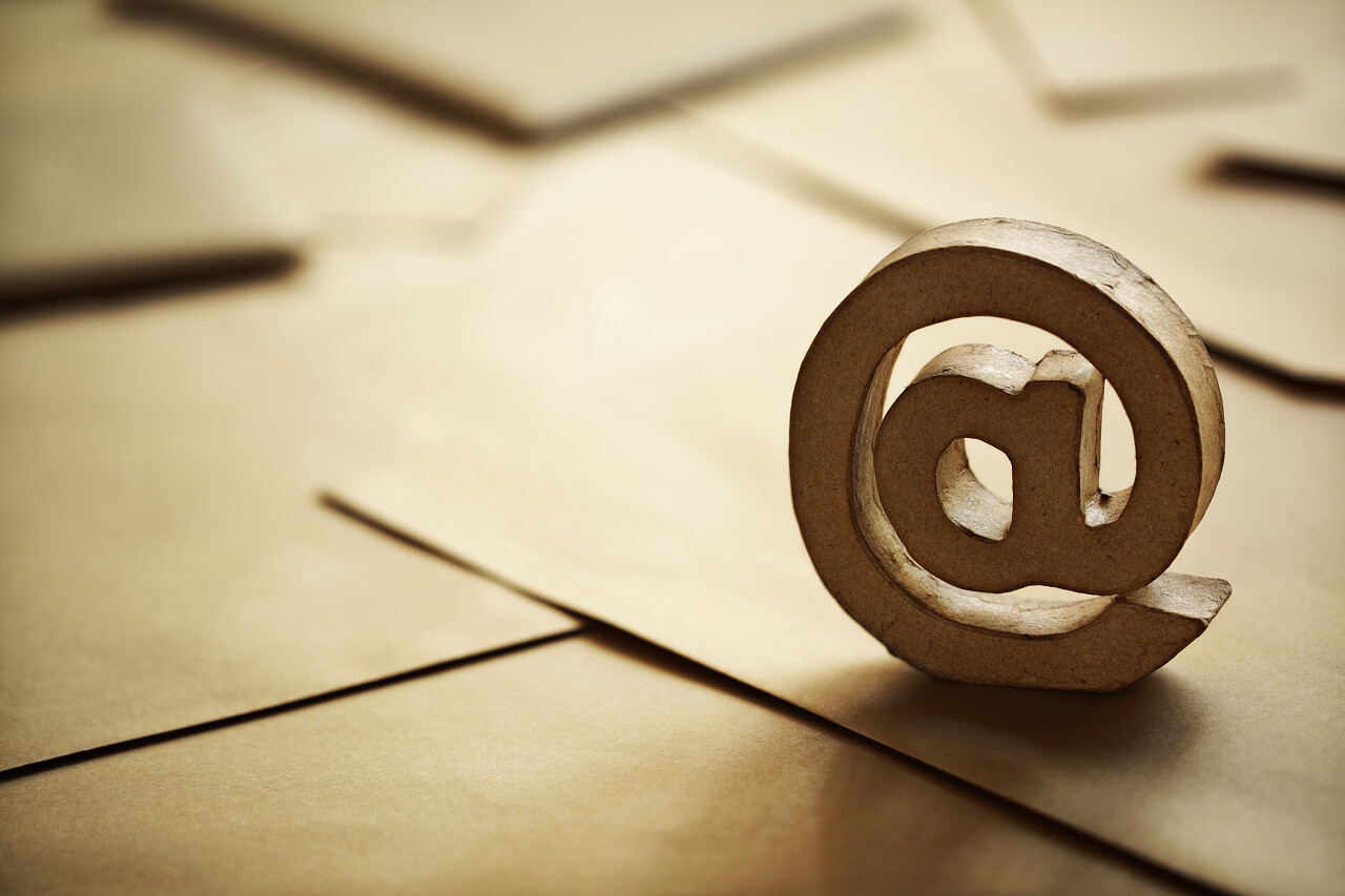 电子邮件符号棕色商务信函