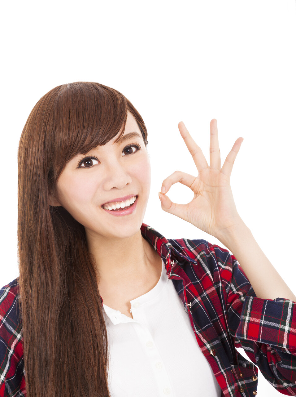 微笑OK手势的年轻女人