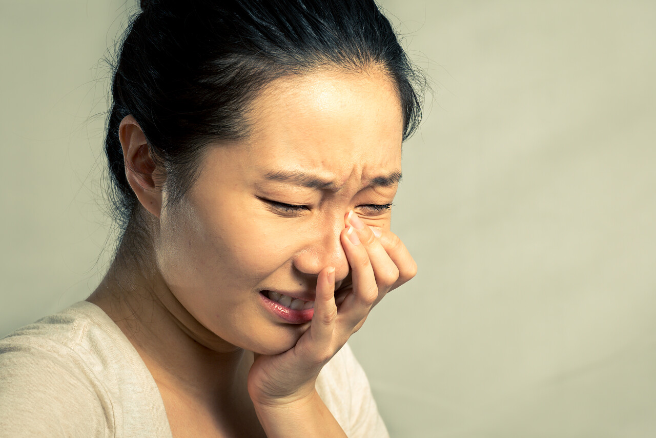 哭泣年轻女子的画像焦虑后悔