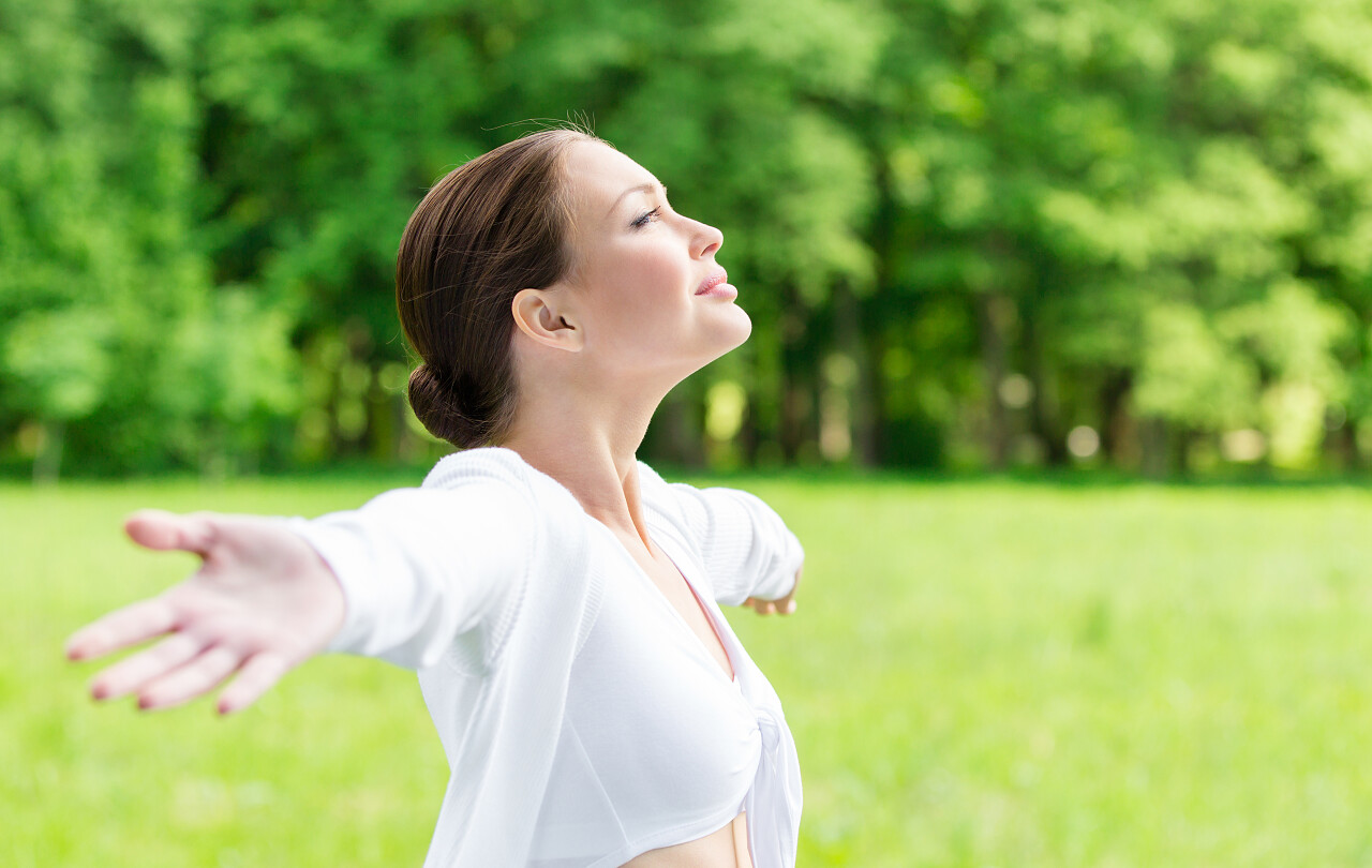 张开双臂的女人的肖像健康的生活方式和松弛的概念