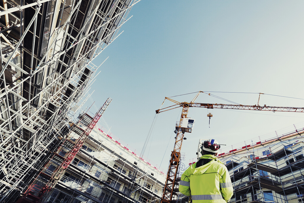 验船师与全站仪测量仪器工作