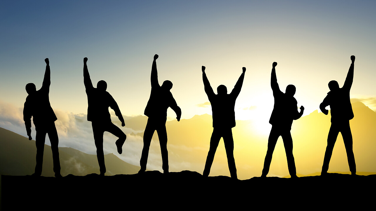 在山顶上获奖团队体育和积极的生活观励志努力坚持不懈克服困难青春活力