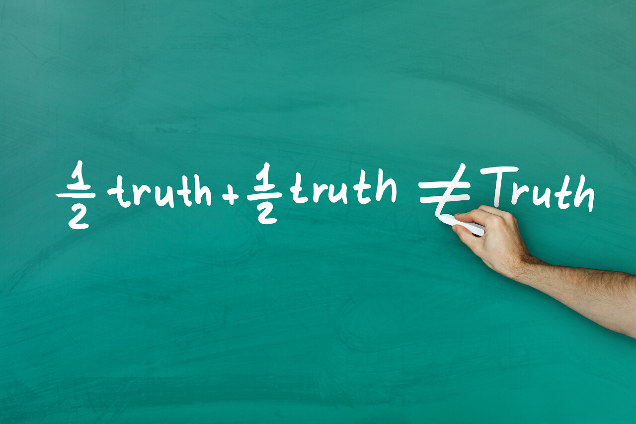 一半的真相和一半的真理不等于真理绿色黑板上