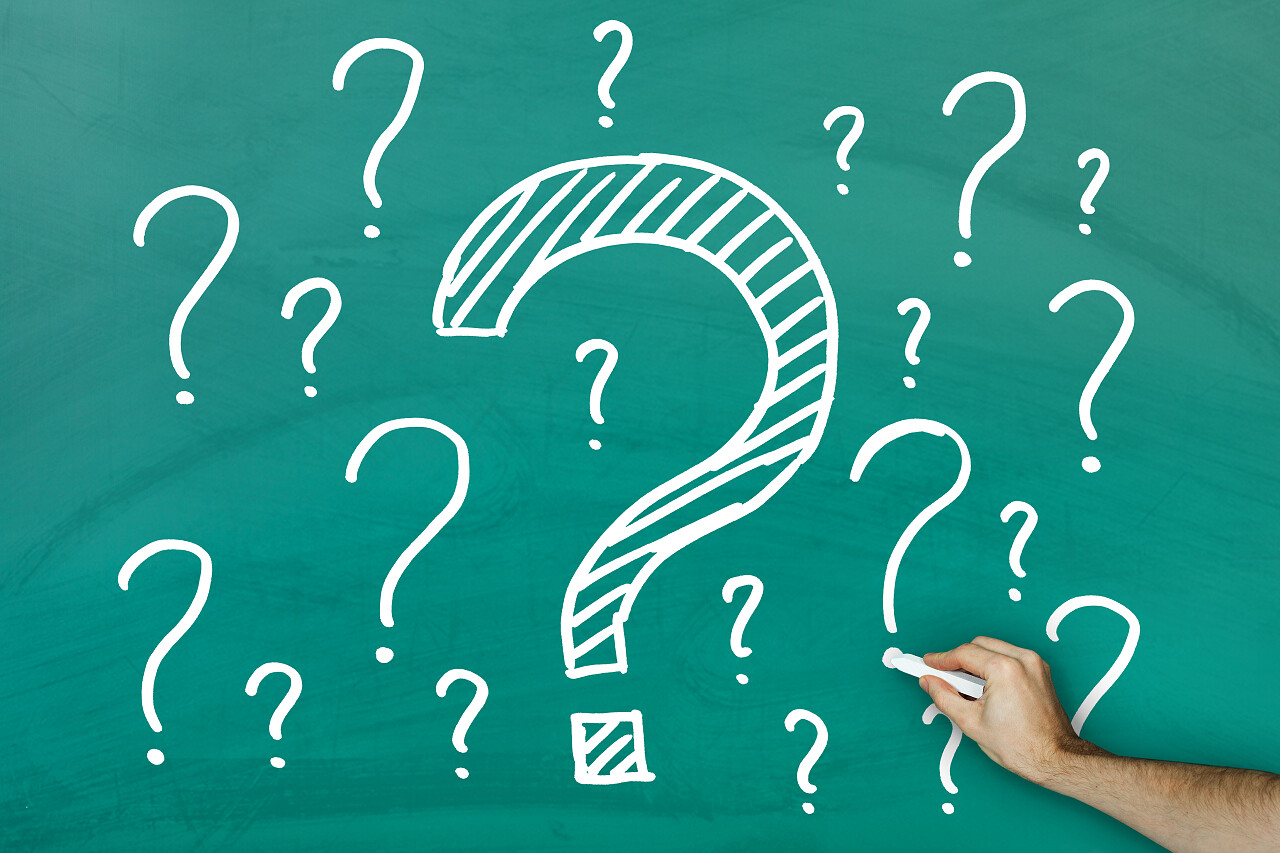 手在绿色的黑板上写很多的问题选择困难症糊涂