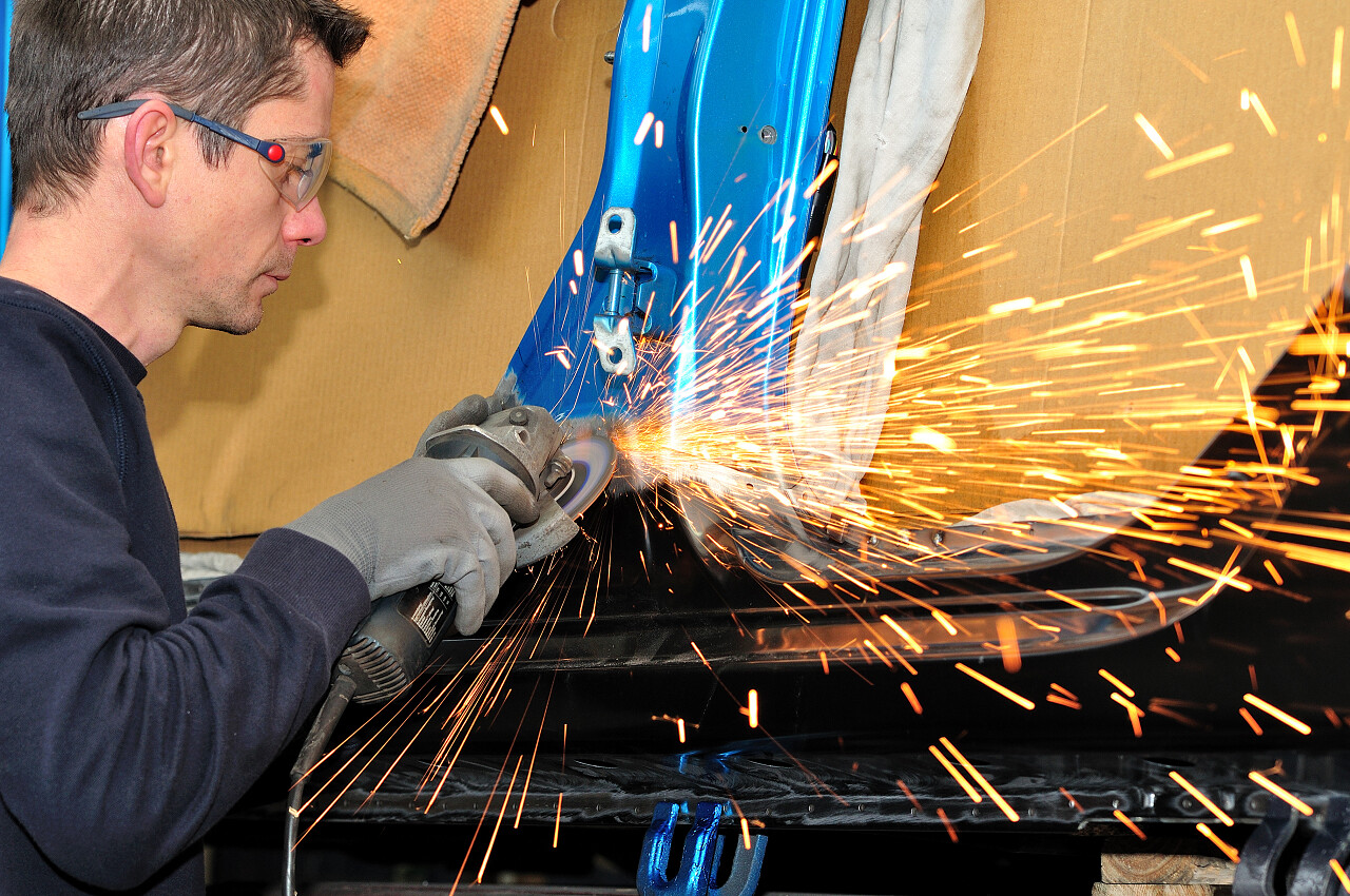 专业工人磨汽车车身