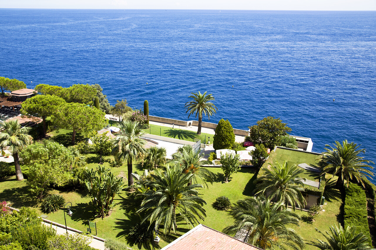 美丽的公园岸上地中海在摩纳哥蒙特卡洛