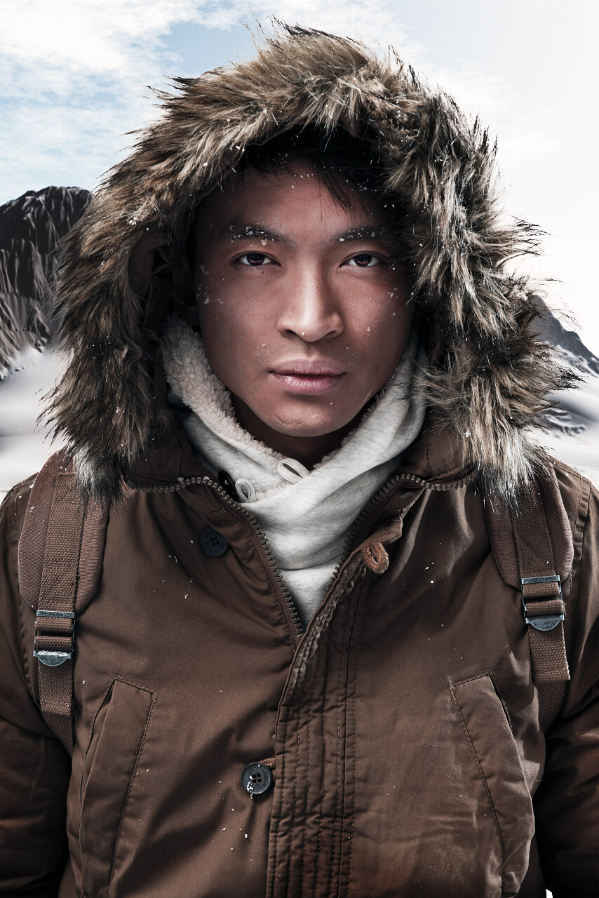 冬季运动时尚男人在雪山风穿棕色夹克帽衫的毛皮