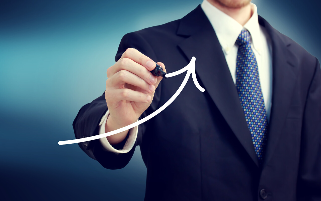 商人在蓝色背景绘制一个不断上升的箭头激励提升箭头提升提高上涨