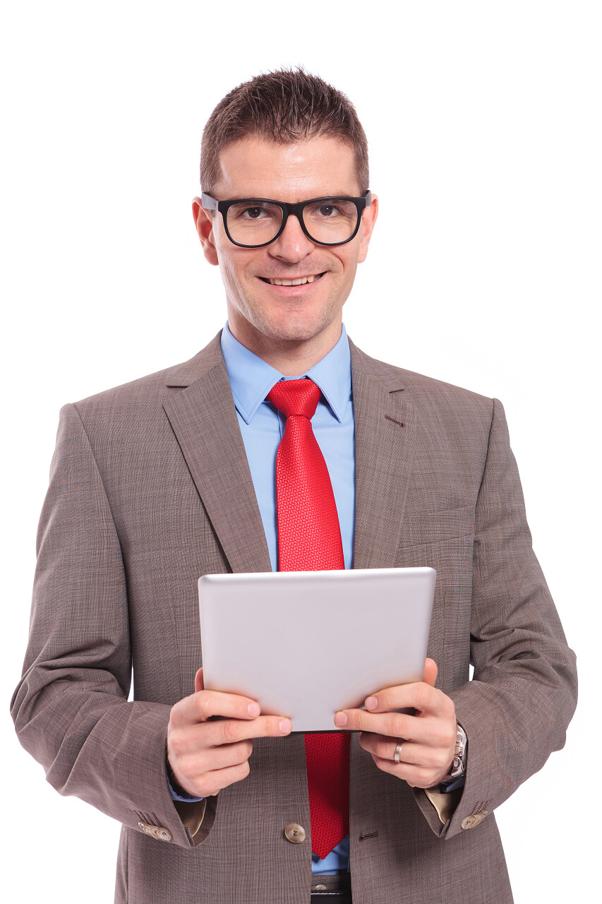 年轻的商人手持平板电脑在镜头前微笑在白色背景上