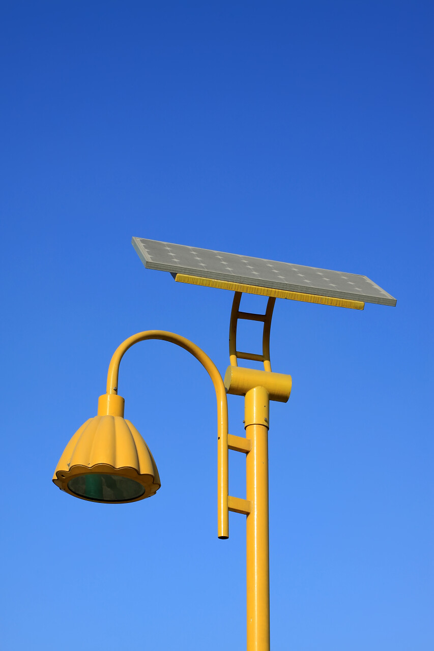 黄色太阳能街道光利用天然资源