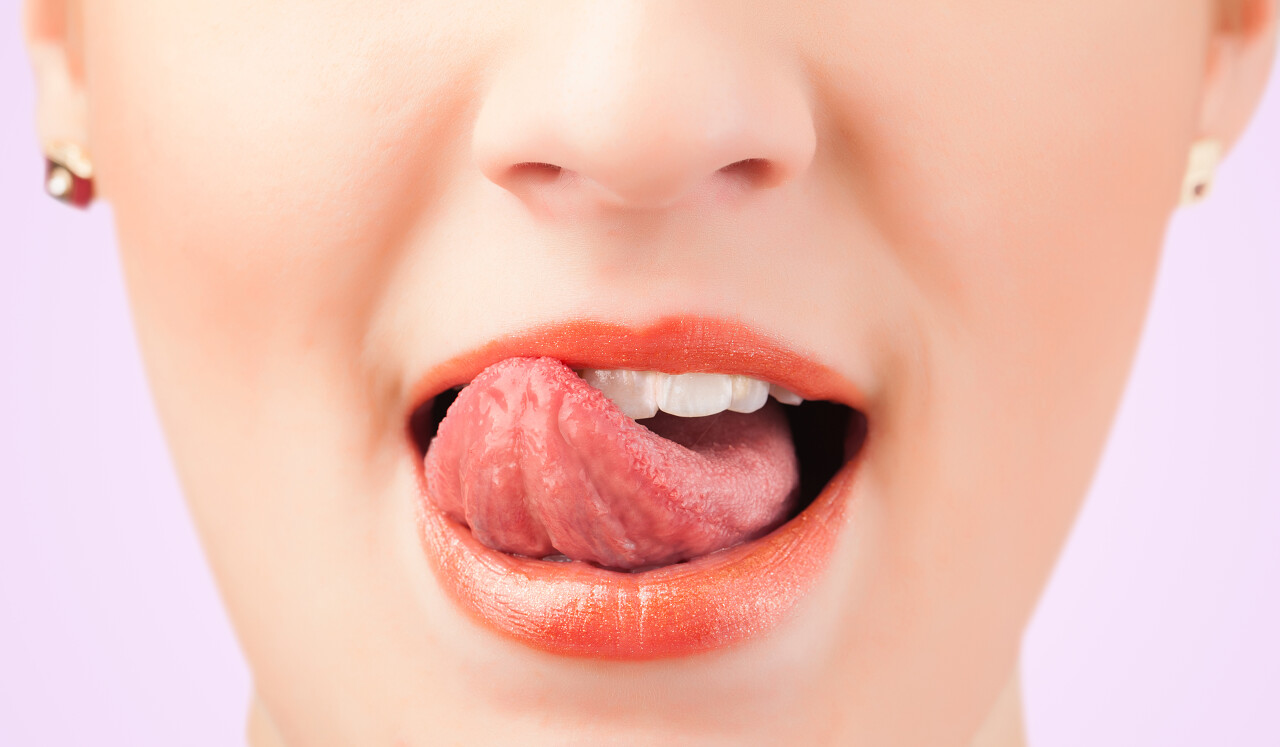 美丽的年轻女子红嘴唇