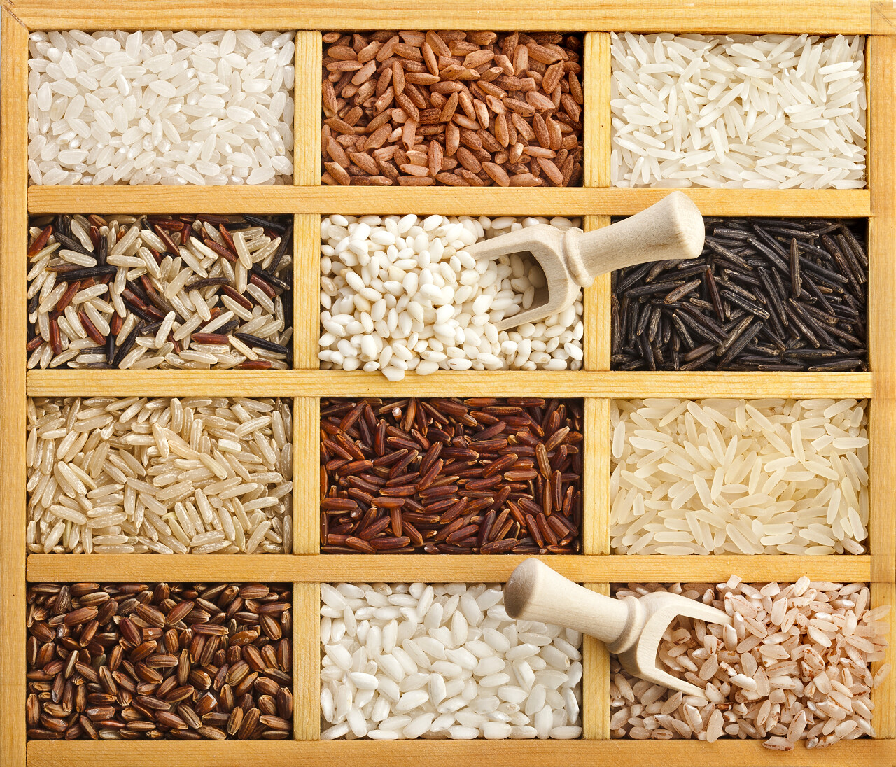 各种各样的大米在木制的盒子表面顶视图