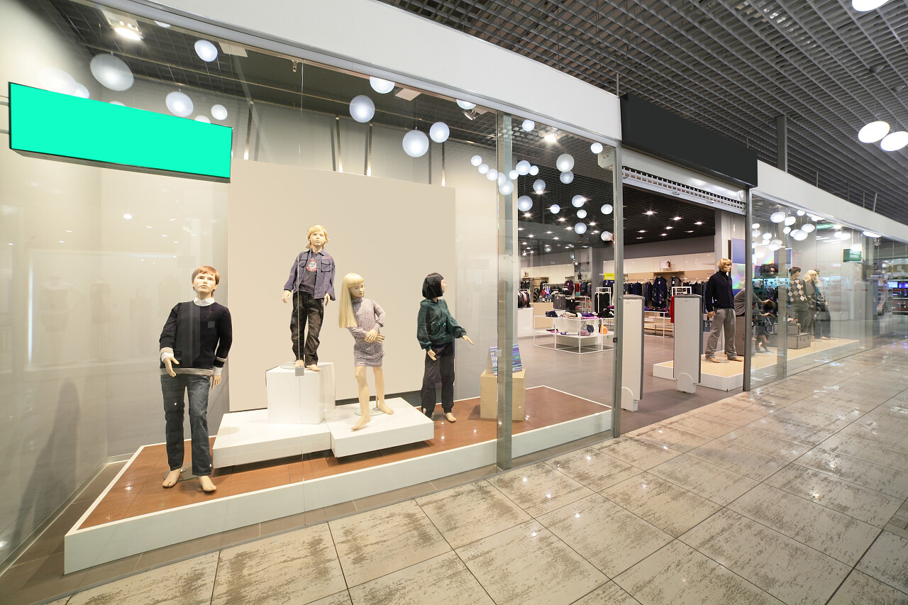 现代室内门窗在时尚的购物中心