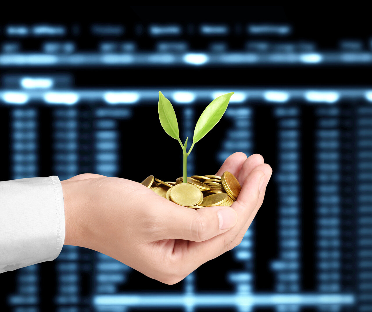 商人拿着一把硬币从发芽的植物硬币保险财富成长金融阳光商务
