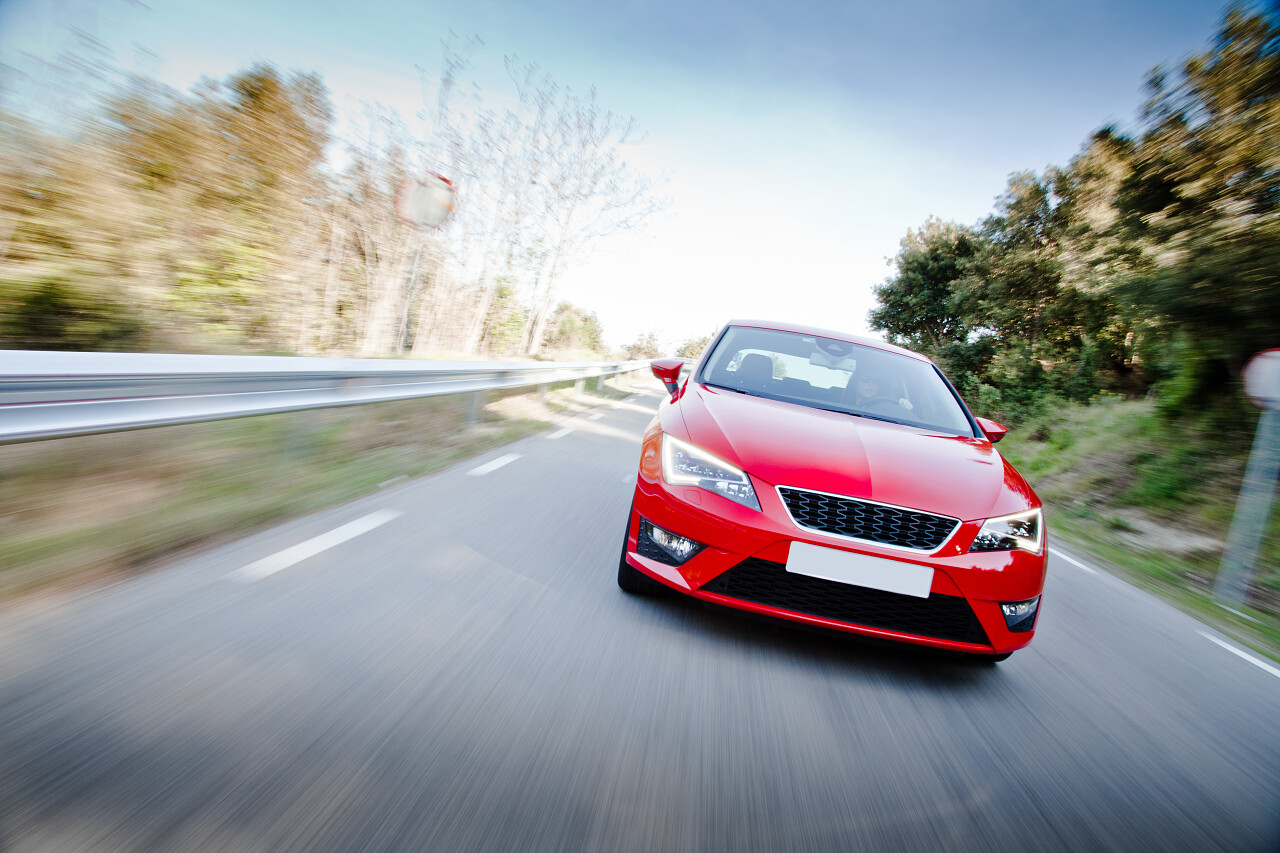 在充满危险弯角的路上一辆车