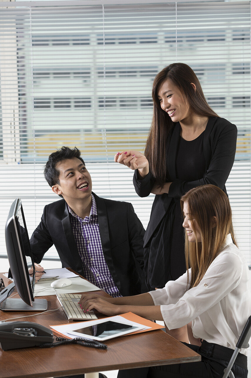 中国企业的团队一起在办公室商务沟通团队商务会议开会