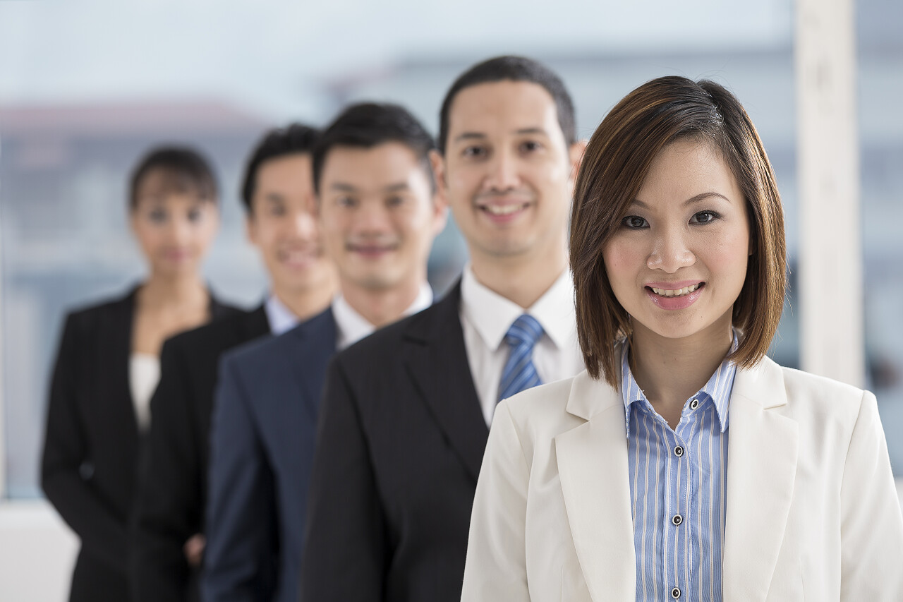 一批业务的人牵着一个快乐的中国商人服务提升