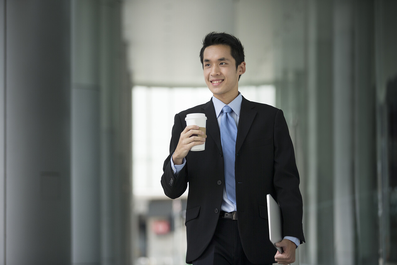 走在这座城市的年轻有信心亚洲商人