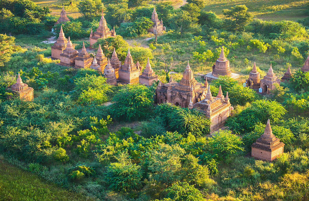 古塔与森林缅甸旅游