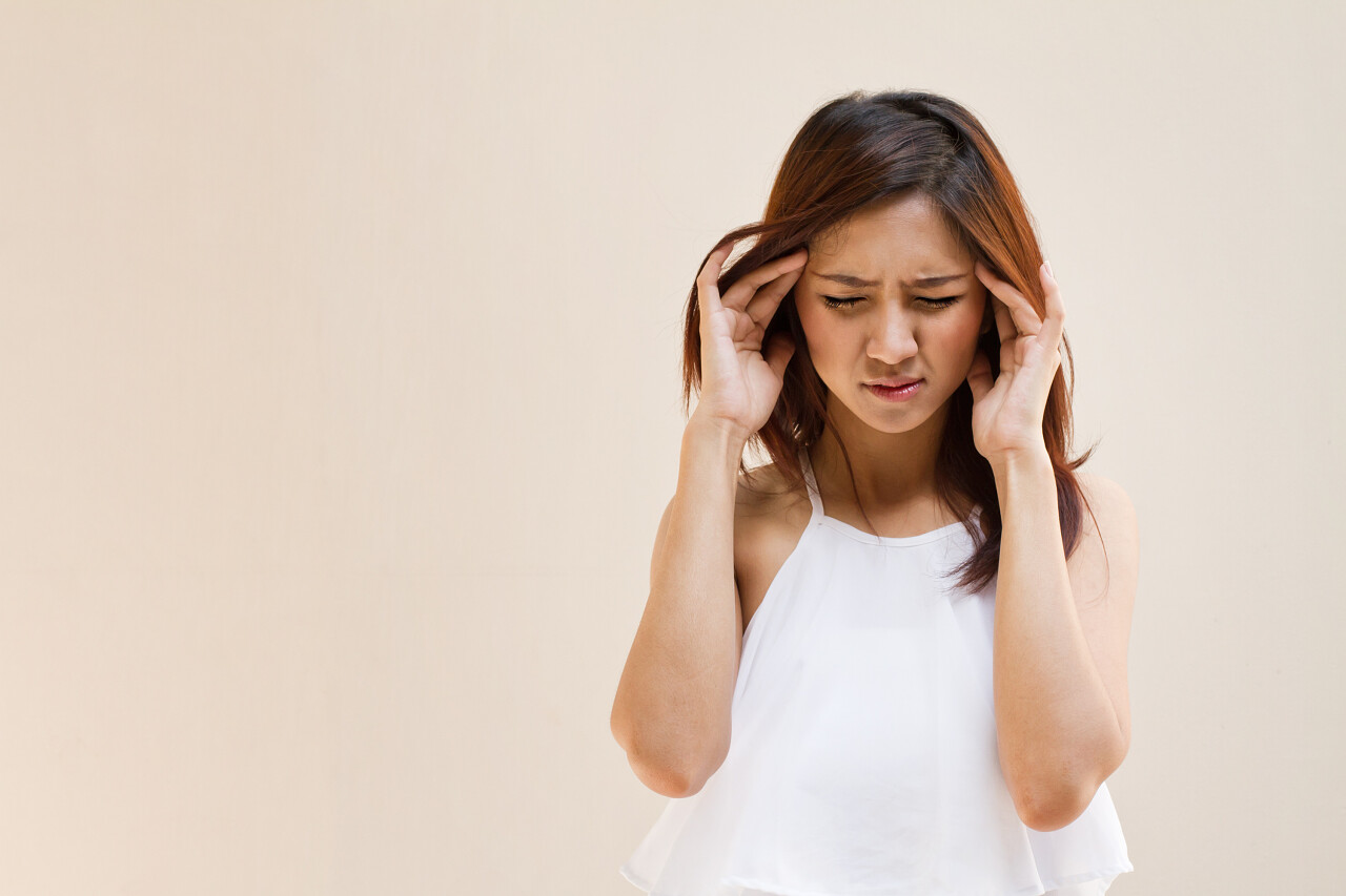 头痛偏头痛应力失眠宿醉中空白空间的休闲装的女人
