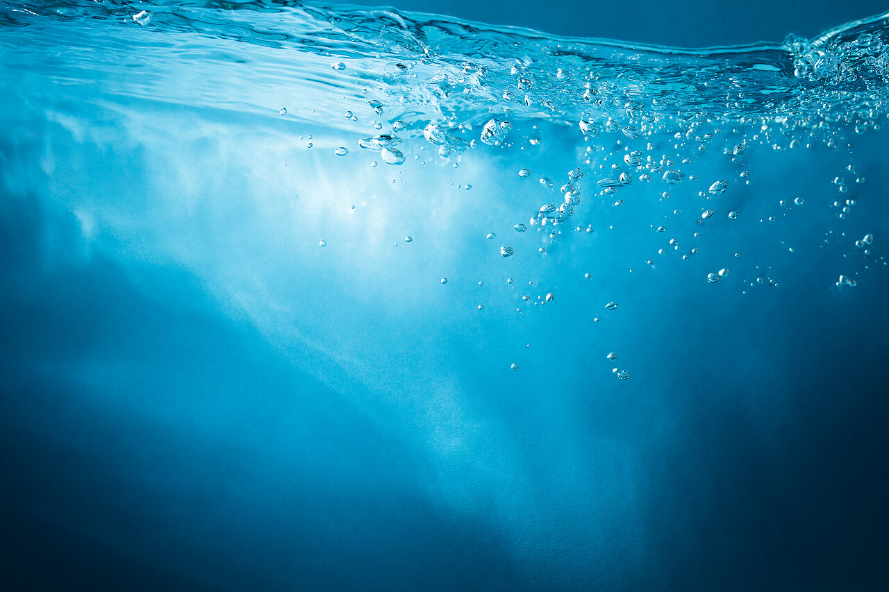 抽象的蓝色背景水与阳光