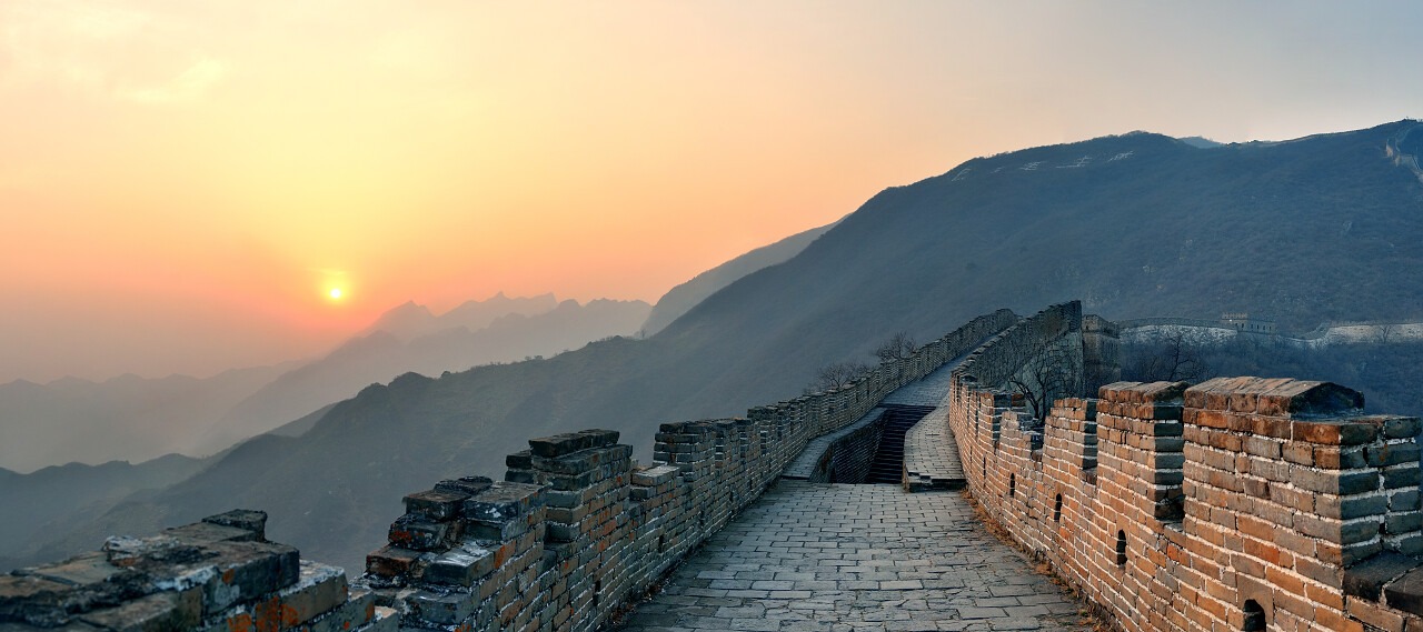 在北京中国的山脉长城夕阳全景.