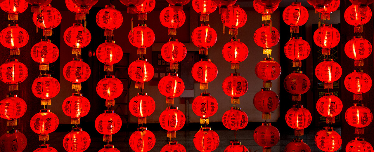 在夜晚的红纸灯笼装饰