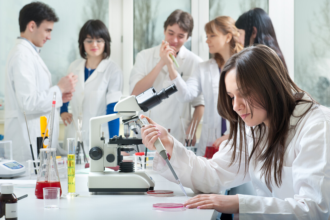 群医学学生在实验室里