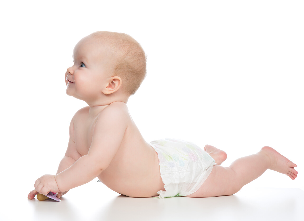 婴儿男婴趴着快乐的微笑