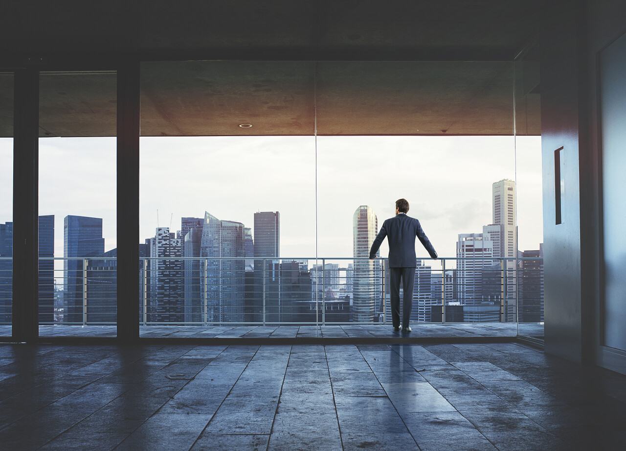 看着城市的商人