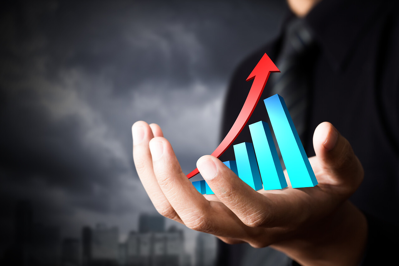 手中拿着一个上升的箭头表示业务增长.提升箭头提升提高上涨