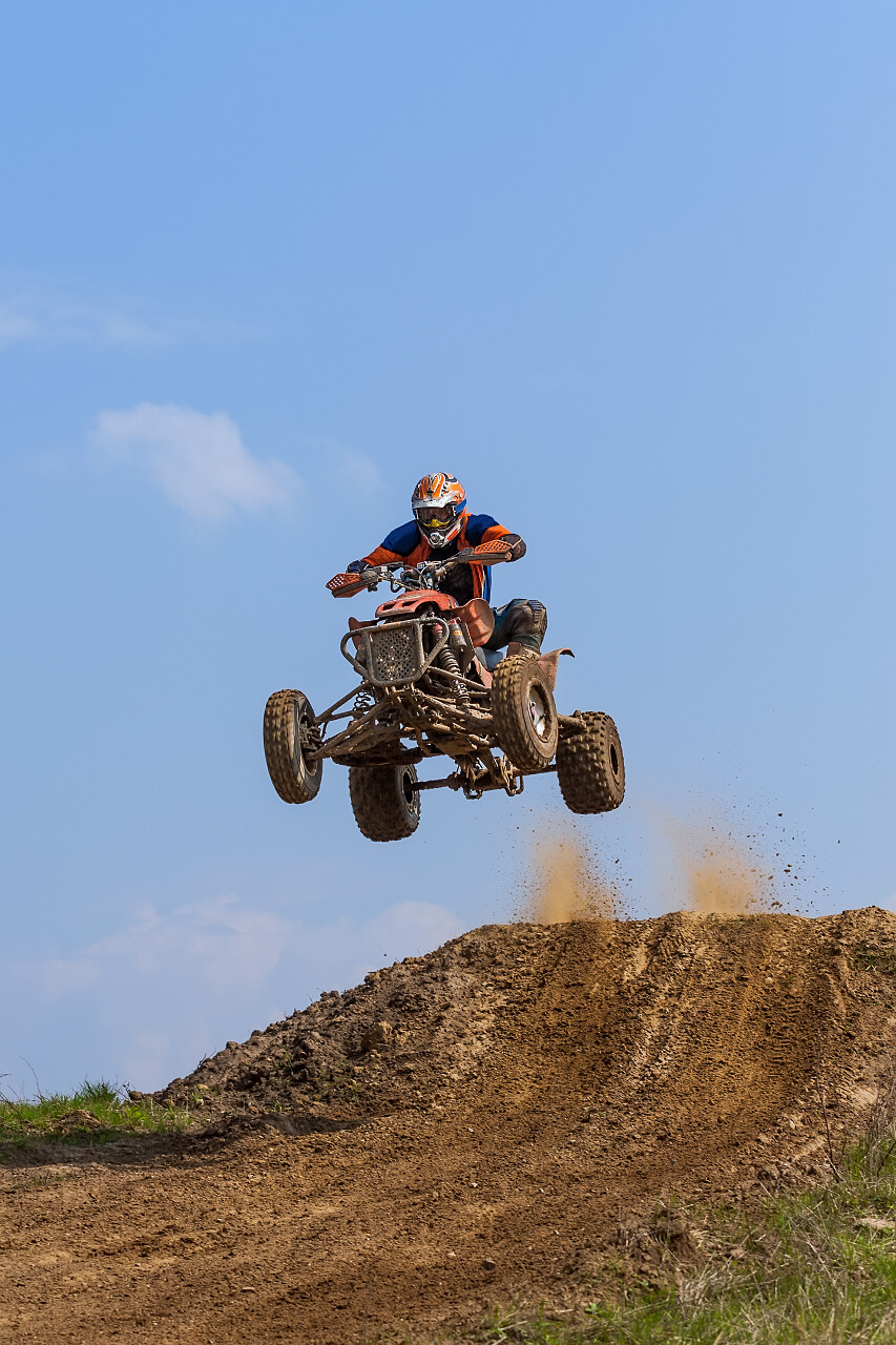 跳上越野车极限运动