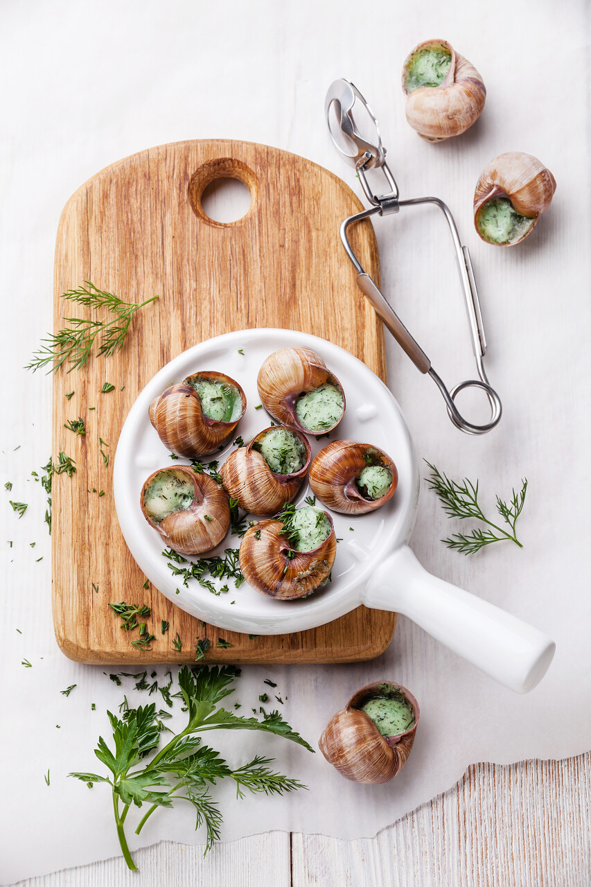 烤蜗牛配蒜蓉黄油酱