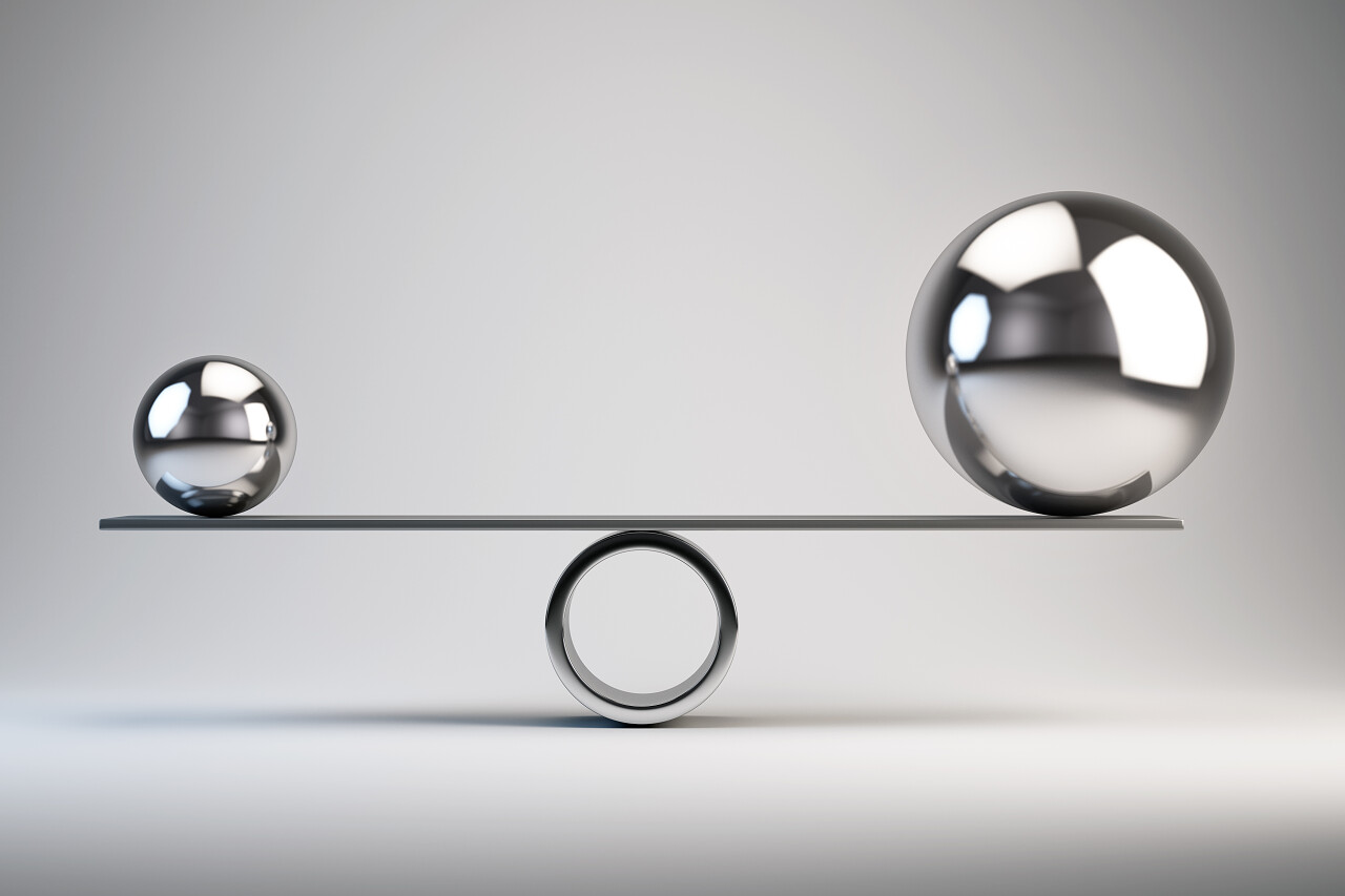 平衡的一大一小两颗钢珠