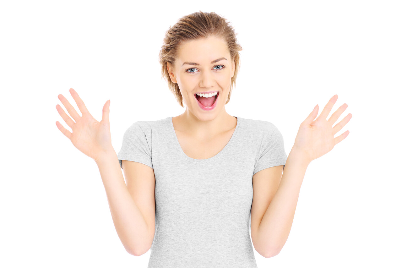 一个幸福的女人在白色背景欢呼