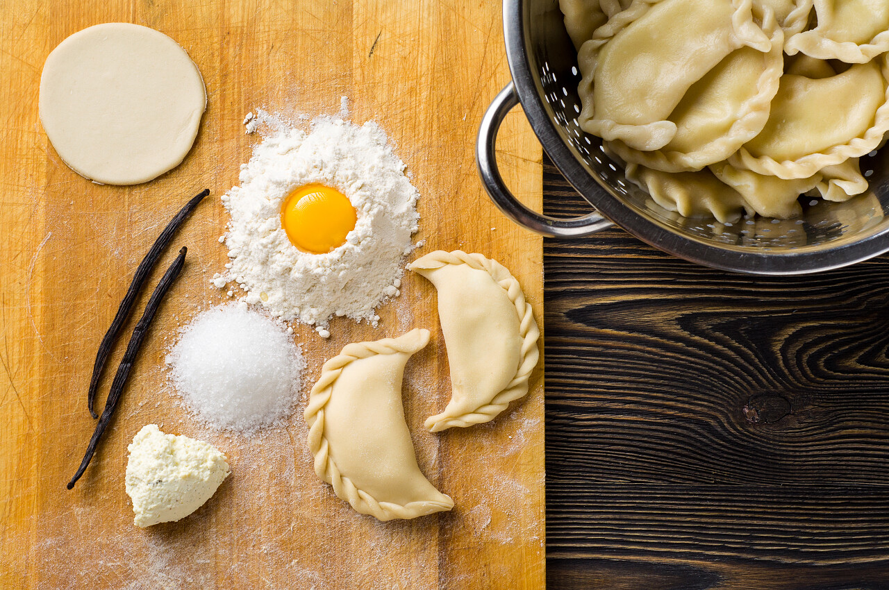 正在砧板上制作的饺子
