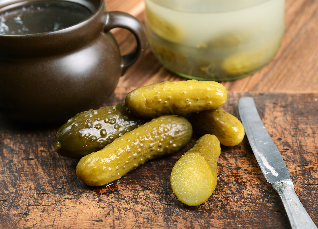 木制的案板上的腌黄瓜