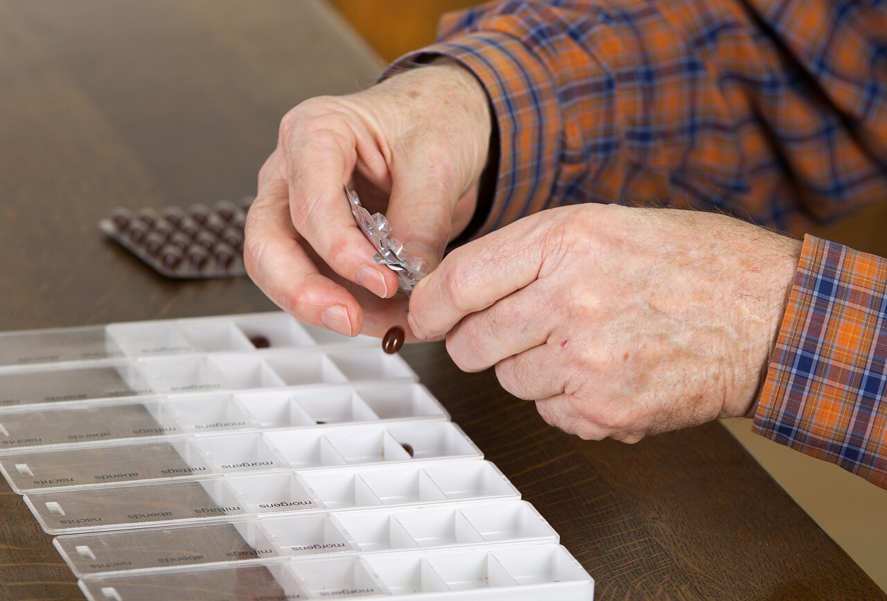 老人从药品放入盒中