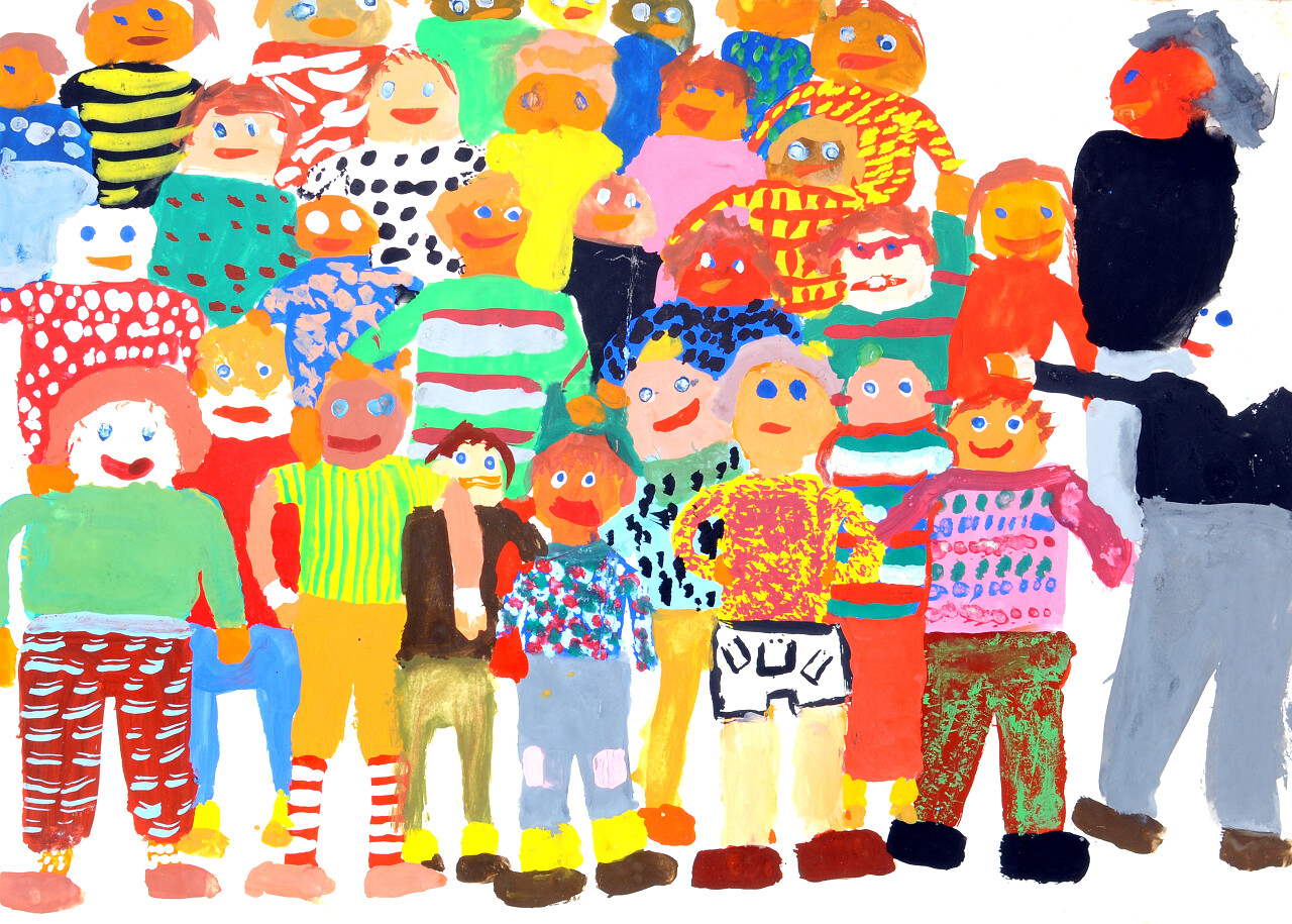 学校班级多色的儿童绘图中