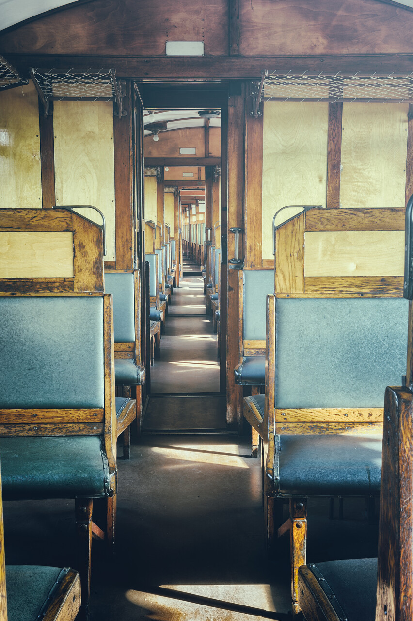 上个世纪铁路汽车内部
