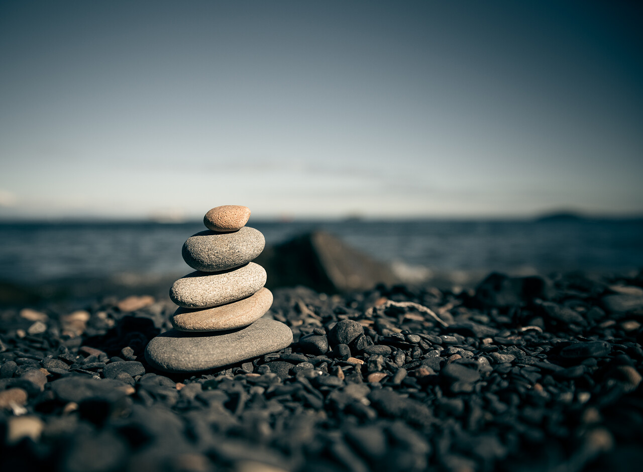 石块在海滩上的堆栈沉默