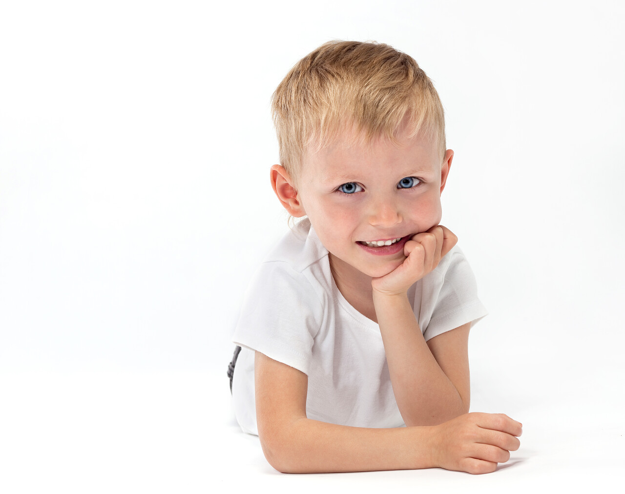 在白色背景上的可爱男孩微笑的小孩