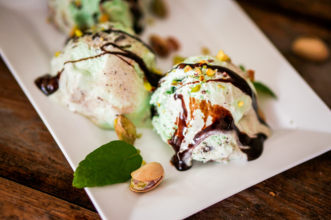 开心果冰淇淋上木制的背景