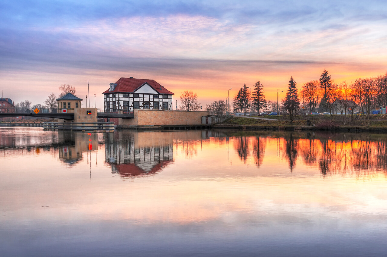 波兰的埃尔布隆格运河上日暮时分的桥梁建筑