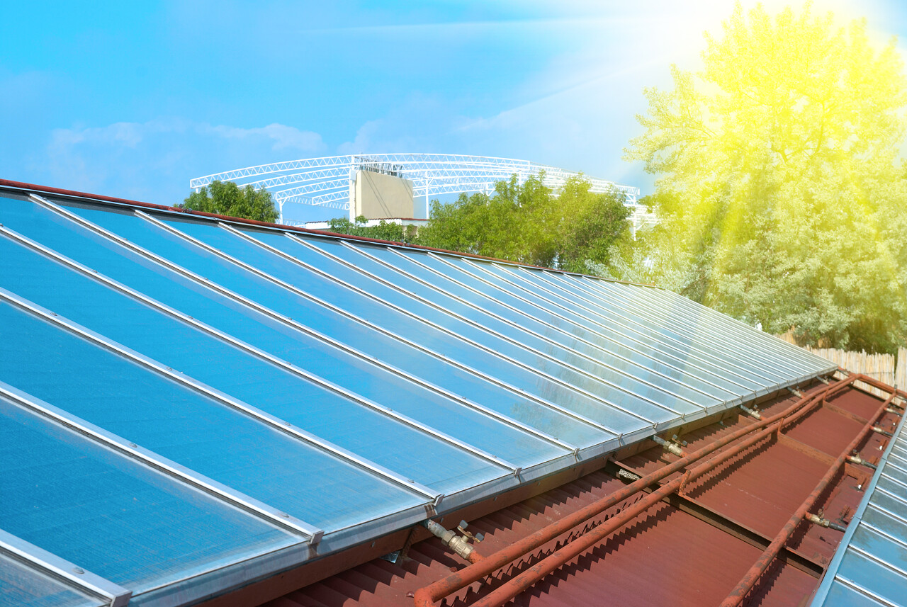 太阳能热水系统在红色的屋顶上