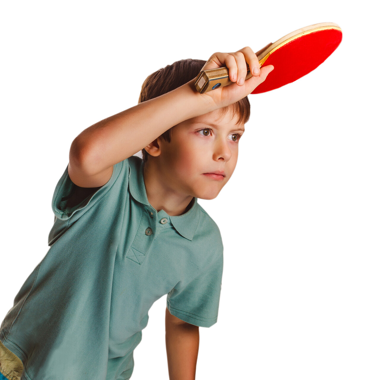 在白色的背景上男孩手持乒乓球拍准备打球